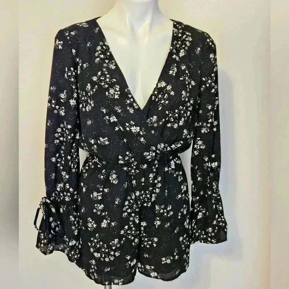 Cupcakes and Cashmere Floral Long Sleeve Romper Size Small NWT